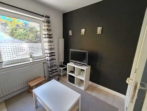 TV - Studio with small pool 5 minutes from Walibi or LLN business center (Mont-Saint-Guibert)