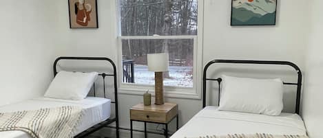 3 bedrooms, iron/ironing board, WiFi, bed sheets