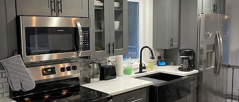 Microondas, horno, placa de cocina, lavavajillas