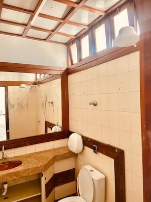 Shower, free toiletries, towels, toilet paper - Hotel Cetro (Belo Horizonte)