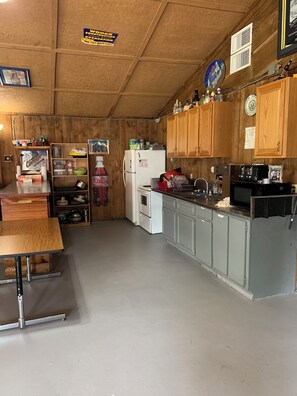 Private kitchen - Mountain Valley Lodge & Campground (Thompsonville)