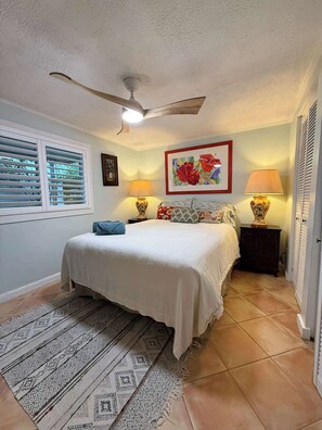 1 habitación, escritorio, tabla de planchar con plancha y cuna de viaje 