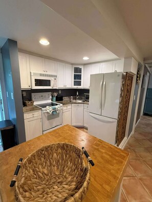Fridge, microwave, oven, stovetop - Delray Beach Private 1 bed/1 bath w Patio, BBQ (Delray Beach)