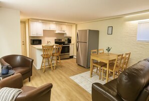 Interior - Romantic Nest-Enjoyable 1-bedroom bungalow in charming Colorado Springs (Colorado Springs)
