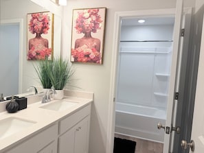 Hair dryer, towels, soap, toilet paper - 3 Beautiful Extra Large Rooms Entire 2nd Floor Available Lithonia (Lithonia)