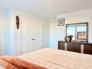 3 bedrooms, iron/ironing board, WiFi, bed sheets - 3 Beautiful Extra Large Rooms Entire 2nd Floor Available Lithonia (Lithonia)