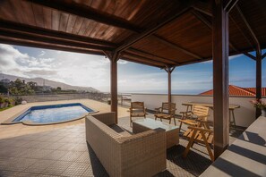 Una piscina al aire libre, una piscina climatizada