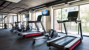 Ett gym med löpband, motionscyklar och en roddmaskin.