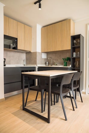 Réfrigérateur, micro-ondes, four, plaque de cuisson