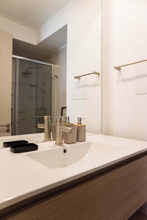 Douche, sèche-cheveux, serviettes fournies, shampoing