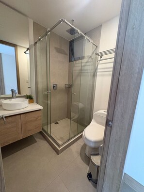 Shower, hair dryer, towels, soap - 2-bedroom apartment in peaceful Cartagena de Indias with beach access and pool (Cartagena de Indias)