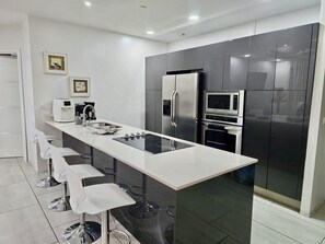 Private kitchen - Contemporary dream stay by Av. Escazu, CIMA hosp. (San Rafael de Escazú)