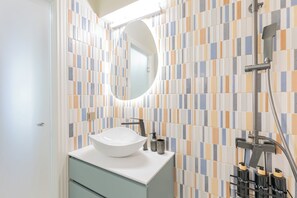 Shower, hair dryer, towels, soap -  COZY NEWLY BUILD BY THE SEA APARTMENT IDEAL FOR FAMILIES (Katakolo)