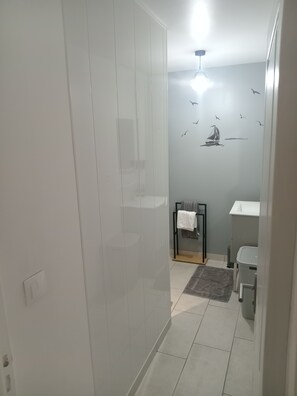 Douche, sèche-cheveux, serviettes fournies, savon