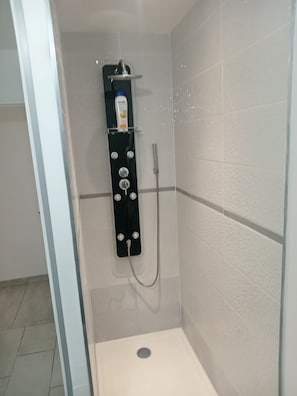 Shower, hair dryer, towels, soap - Charming house for 4/6 people, close to the Audomarois marshes and the Opal Coast. (Watten)