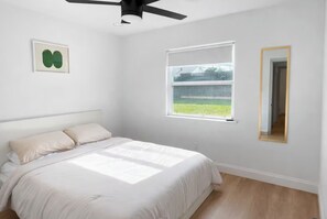 3 habitaciones, tabla de planchar con plancha, wifi y ropa de cama 
