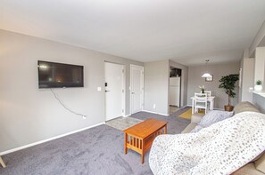 Smart TV - Studio Neutral Chick - near Kettering hospital, Wright Patterson AFB and WSU (Kettering)