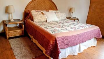 5 habitaciones, escritorio y tabla de planchar con plancha