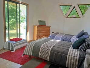 5 Schlafzimmer, Schreibtisch, Bügeleisen/Bügelbrett, Reisekinderbett