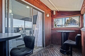 Outdoor dining - Upscale Modern Getaway Near Lake Hefner 3BR • Stylish (Oklahoma City)