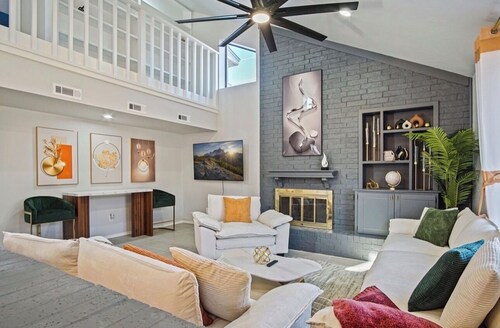 Luxury 3BR Retreat • Fire Table • Minutes to Lake Hefner