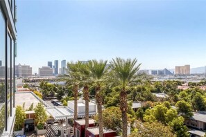 Interior - Incredible Views 51st Floor High-rise Studio -balcony (Las Vegas)