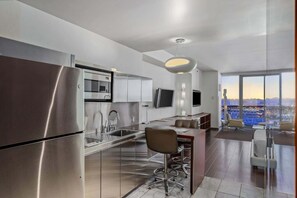 Interior - Incredible Views 51st Floor High-rise Studio -balcony (Las Vegas)