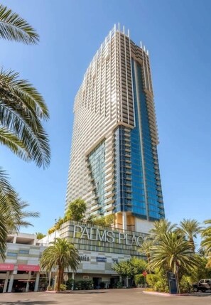 Interior - Luxurious Sub-penthouse Studio Balcony Access (Las Vegas)