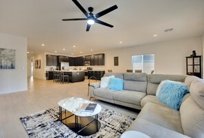 House (4 Bedrooms) | Front of property - Casa Niva (Las Vegas)