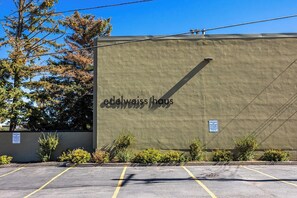 Un bâtiment avec une grande enseigne portant l'inscription « Edelweiss Haus » sur un mur de couleur beige.
