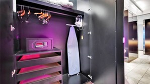 Ein modernes Badezimmer mit einem schwarzen Waschtisch, einem Handtuchhalter und einer Duschkabine.