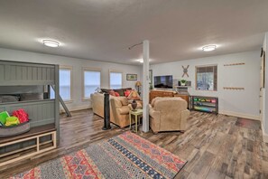 Interior - Mins to Ponderosa Park AC, Firepit, Hot Tub, Kayak (McCall)