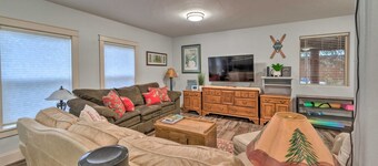 Mins to Ponderosa Park AC, Firepit, Hot Tub, Kayak