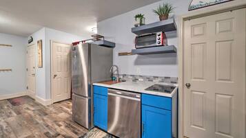 Fridge, oven, dishwasher, coffee/tea maker