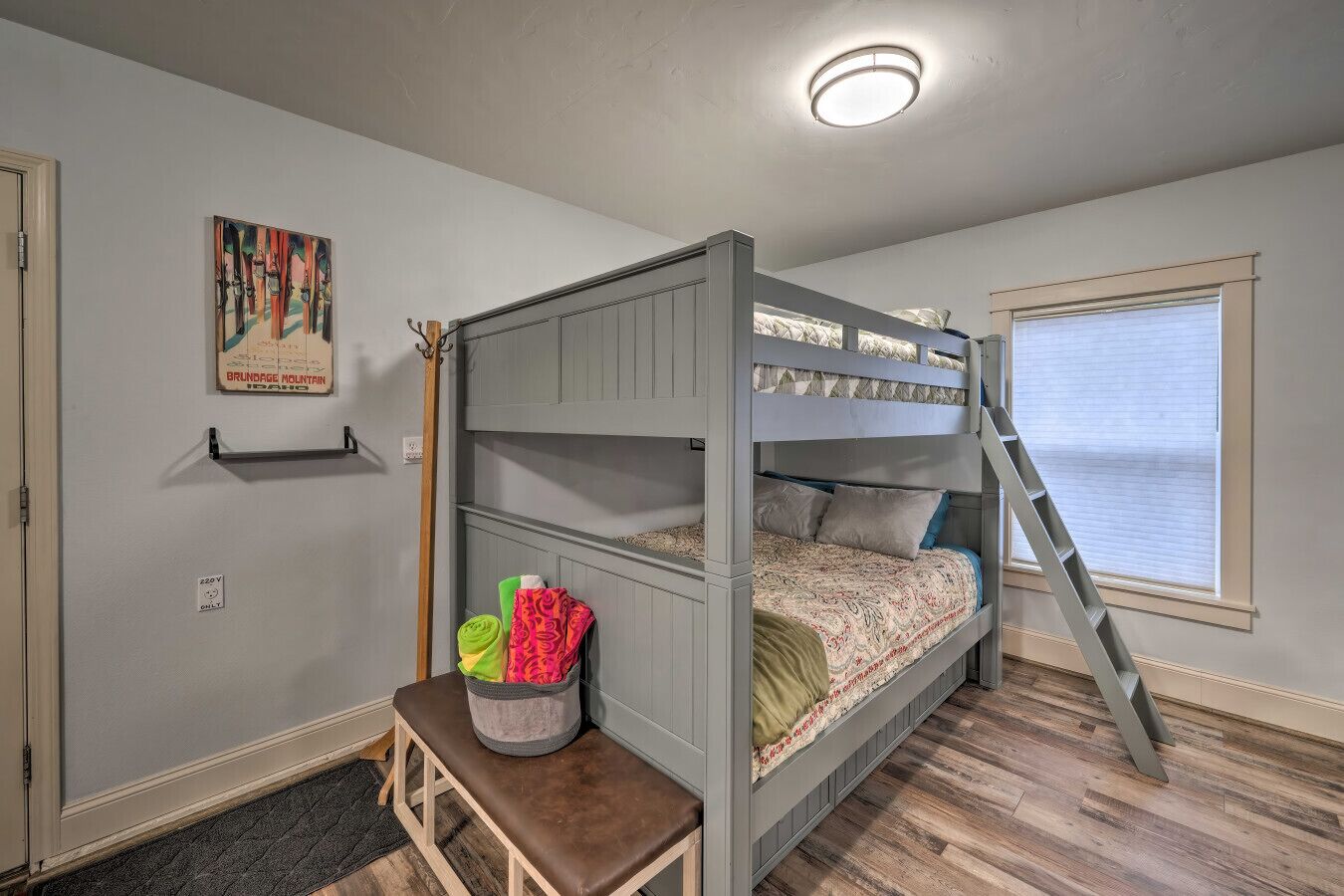 Una scrivania, Wi-Fi, lenzuola