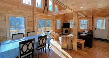 18ha Log Home Close to Franconia Notch Privacy, Fire Pit, Wifi, Pool gym Passes