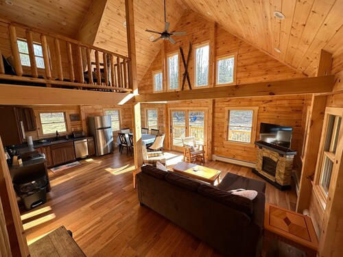 18ha Log Home Close to Franconia Notch Privacy, Fire Pit, Wifi, Pool gym Passes