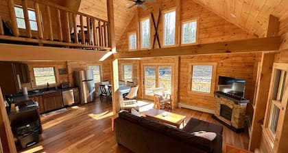 18ha Log Home Close to Franconia Notch Privacy, Fire Pit, Wifi, Pool gym Passes
