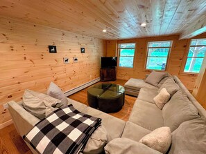 Interior - 18ha Log Home Close to Franconia Notch Privacy, Fire Pit, Wifi, Pool gym Passes (Sugar Hill)