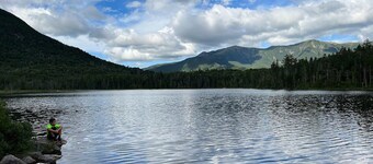 18ha Log Home Close to Franconia Notch Privacy, Fire Pit, Wifi, Pool gym Passes