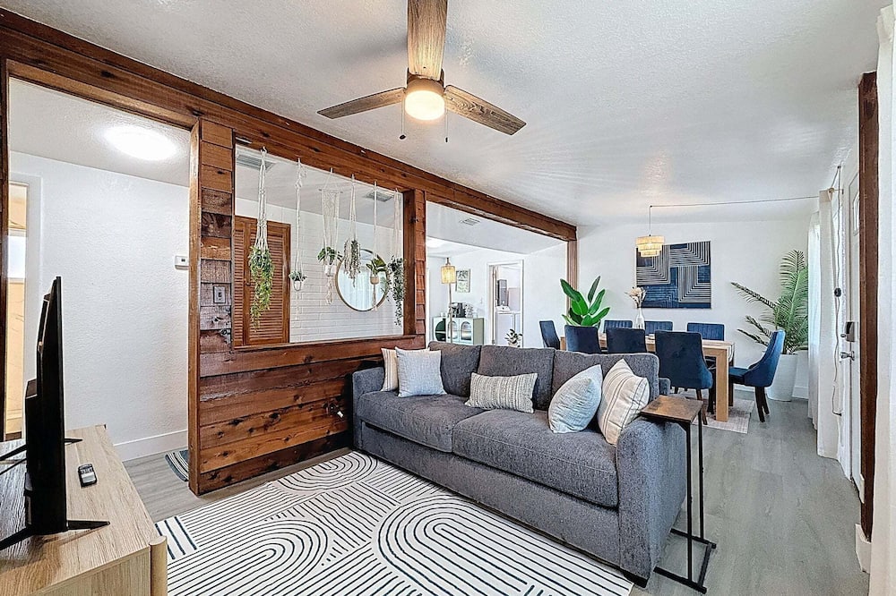Modern 3 Bedroom Retreat With Pool & Fire Pit