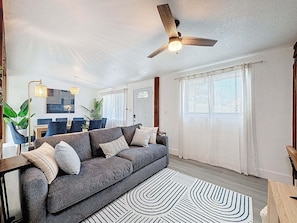 Interior - Modern 3 Bedroom Retreat With Pool & Fire Pit (Largo)