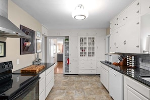 Interior - 3BD 102 Madison Ter (Springfield)