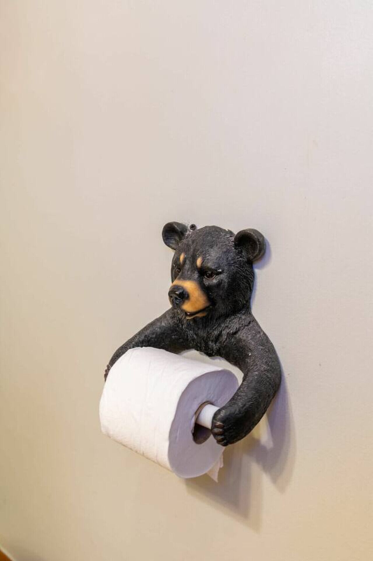 Dispensador de papel higiénico de pared con forma de oso.
