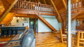Chalet (2 Bedrooms) | Woonruimte | Televisie
