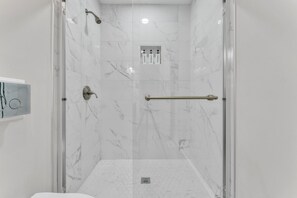 Hair dryer, towels, soap, toilet paper - Charming 3-bedroom house in Travelers Rest near Paris Mountain (Travelers Rest)