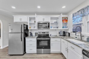 Microwave, oven, stovetop, dishwasher - Charming 3-bedroom house in Travelers Rest near Paris Mountain (Travelers Rest)