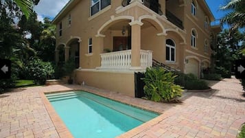 Villa (4 Bedrooms) | Front of property