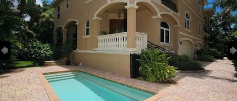 Villa (4 Bedrooms) | Pool