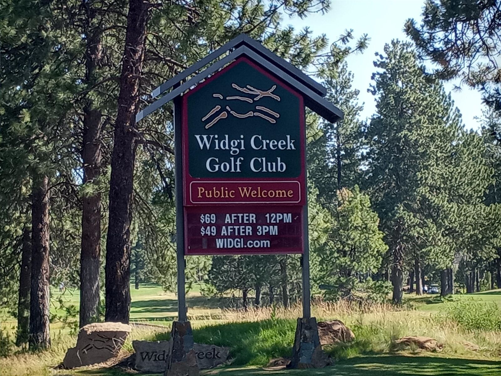 A sign for Widgi Creek Golf Club with pricing details.